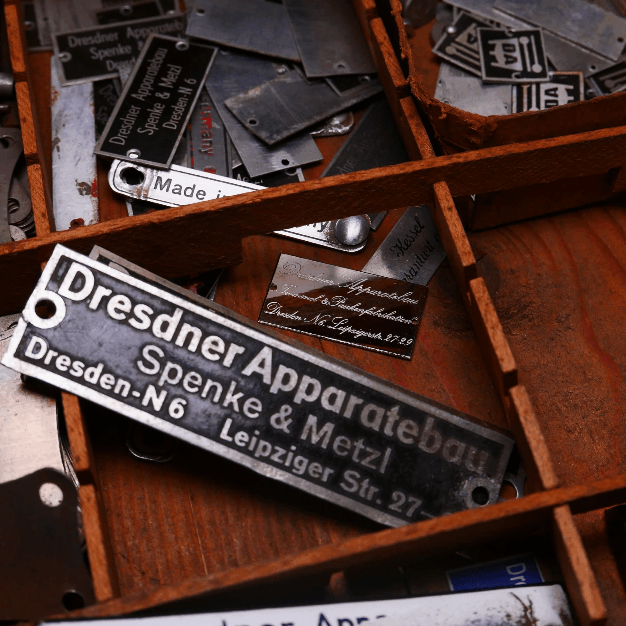 alte Firmenschilder vom Dresdner Apparatebau
